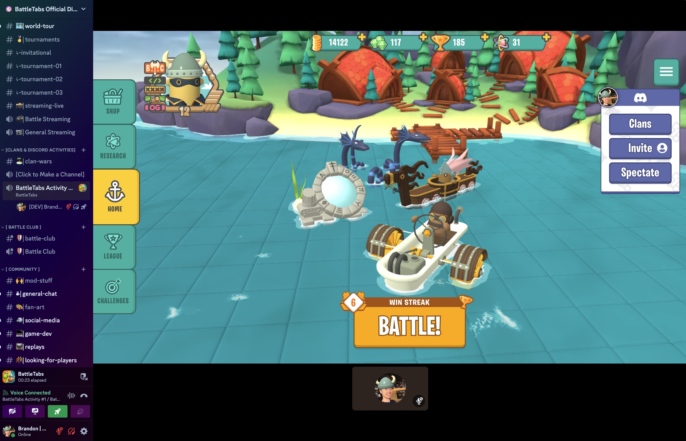 BattleTabs 以 Discord 活動的形式跑在 Discord 視窗裡：左邊是官方伺服器的頻道清單，中間整片是遊戲的港口主畫面，上方一排是金幣、寶石、獎盃和研究點數，中下方是大大的「BATTLE!」按鈕，右邊浮著 Discord 的 Clans／Invite／Spectate 面板，底下有一格開著鏡頭的語音成員畫面。